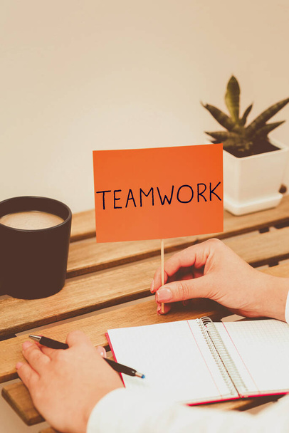 Conceptuele weergave Teamwork, Business showcase Groep van tonen die samenwerken als een en met hetzelfde doel - Foto, afbeelding
