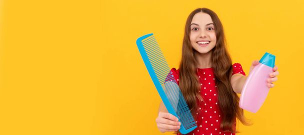 驚くべき波状のヘアブラシを保持します。10代の美容師。冷蔵庫付きのフリズ子。子供の女の子のヘアケア、水平ポスター。コピースペース付きバナーヘッダー - 写真・画像