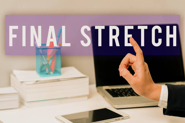 Текст почерка Final Stretch, бизнес-идея Последняя нога Заключительный раунд Окончательный этап Финал года - Фото, изображение