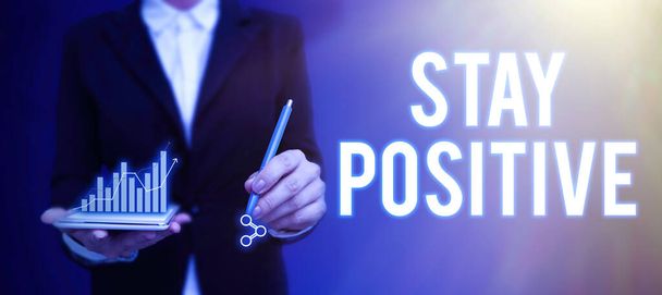 Segno di scrittura a mano Stay Positive, Business idea Impegnarsi in Uplifting Pensieri Essere ottimisti e reali - Foto, immagini