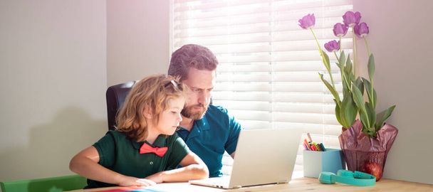 Банер домашньої школи батька і сина з ноутбуком вдома, цікавий батько і син використовують комунікаційні технології вдома. сімейний блог
 - Фото, зображення