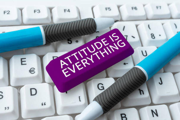 Hand writing sign Attitude Is Everything, Επιχειρηματική έννοια Θετική Outlook είναι ο οδηγός για μια καλή ζωή - Φωτογραφία, εικόνα