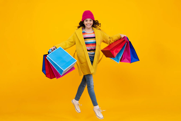 Autumn shopping sale. Portrait of teenager girl is ready to go shopping. Happy teenager, positive and smiling emotions of teen girl - Foto, imagen