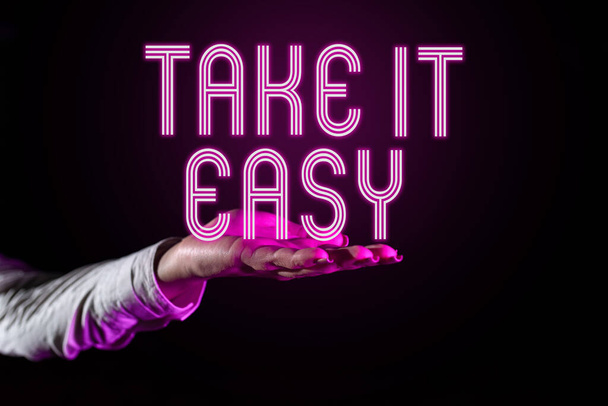 Текстовый знак показывает Take It Easy, Word for Be relaxed Не беспокойтесь о вещах оставаться спокойным и отдохнуть - Фото, изображение