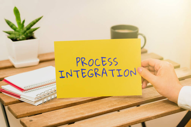 プロセス統合、システムサービスと情報のビジネスアイデアの接続を提示するテキストキャプション - 写真・画像