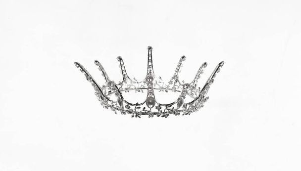 corona princesa con diamantes aislados sobre fondo blanco - Foto, imagen
