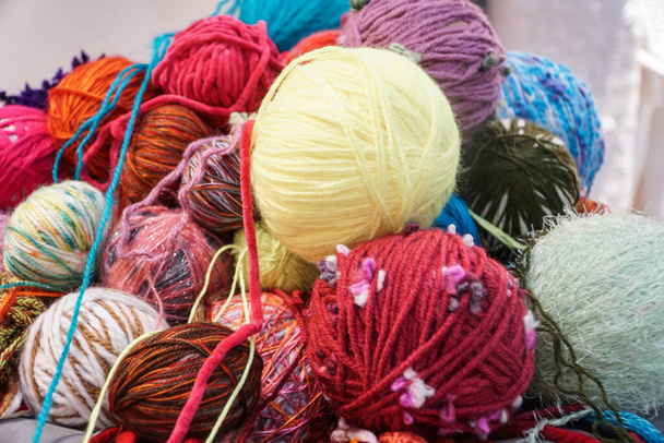 fils de laine colorés pour la fabrication de vêtements - Photo, image
