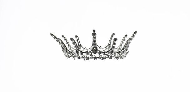 corona princesa con diamantes aislados sobre fondo blanco - Foto, Imagen