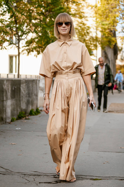 Vika Gasinkaya se ve fuera del espectáculo Haider Ackermann durante la Semana de la Moda de París Ropa de mujer Primavera Verano 2020 - Foto, Imagen