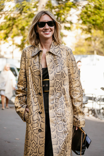 Lisa Aiken se ve fuera del espectáculo Haider Ackermann durante la Semana de la Moda de París Ropa de mujer Primavera Verano 2020 - Foto, Imagen