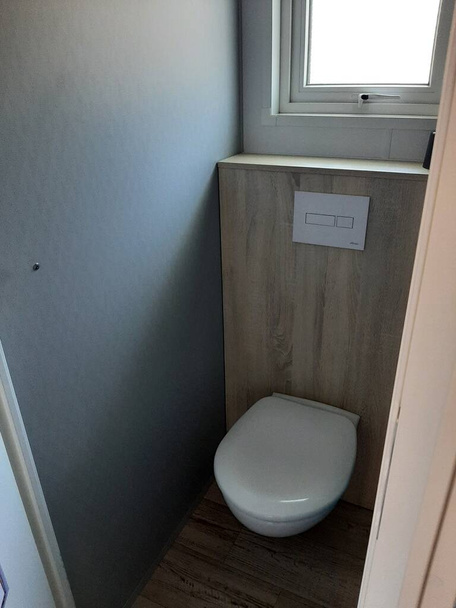 вузька кімната для ванни в мобільному будинку
 - Фото, зображення