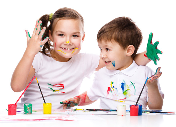 roztomilý chlapec a dívka si hraje s barvami - Fotografie, Obrázek