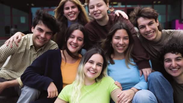 Happy group of teenagers having fun outside university - concept de style de vie des jeunes étudiants - Séquence, vidéo