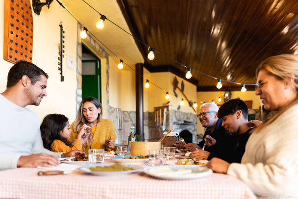 Heureuse famille latine déjeunant ensemble à la maison - Photo, image