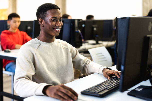 Joven estudiante africano que tiene un examen en la escuela secundaria - Concepto de educación y tecnología - Foto, imagen