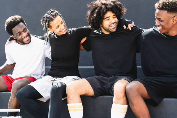 Jovens afro-americanos se divertindo ao ar livre - Estilo de vida urbano - Foto, Imagem