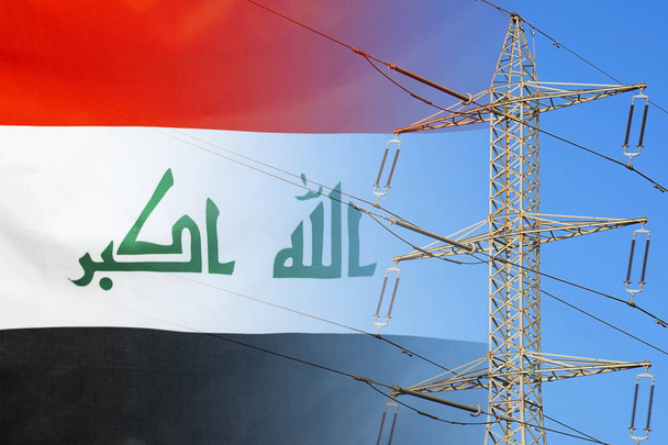 Bandiera Iraq su sfondo palo elettrico. Carenza di energia e aumento del consumo energetico in Iraq. Sviluppo energetico e crisi energetica in Iraq - Foto, immagini
