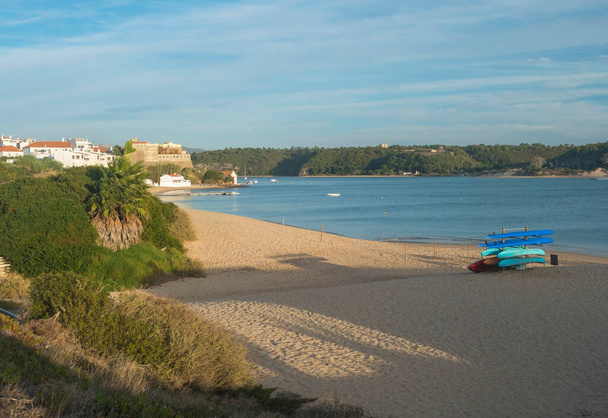 Pohled na písečnou pláž Praia da Franquia na Vila Nova de Milfontes s řekou Mira Firth, Forte de Milfontes a zelenou vegetací. Zlatá hodina světla. - Fotografie, Obrázek