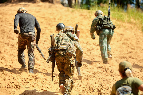 Fiatal katonai katonák katonai manőver edzés közben. - Fotó, kép