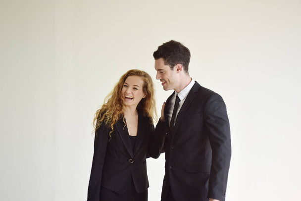 retrato de hermosa pareja de negocios en ropa formal posando en un estudio. - Foto, Imagen