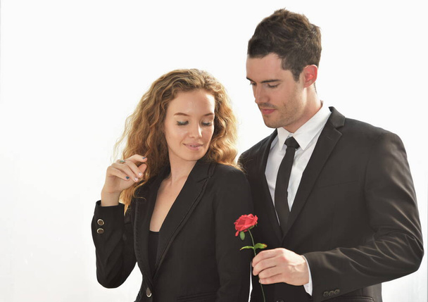 Бізнесмен дарує червону квітку бізнес-леді, роман на робочому місці
. - Фото, зображення