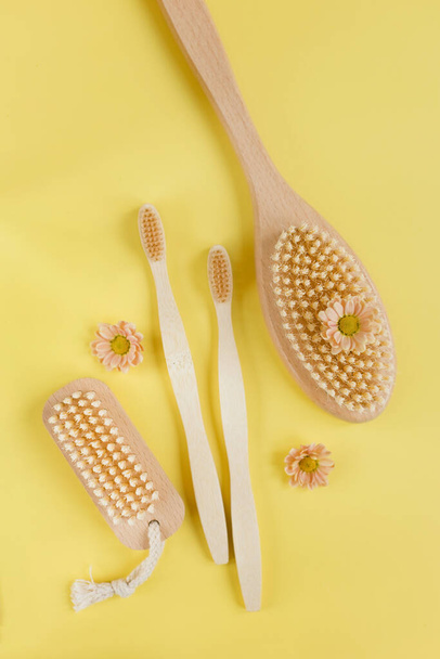 Natural wooden brush Eco cosmetics products and tools on a yellow background. Zero waste, Plastic free. Sustainable lifestyle concept. - Fotoğraf, Görsel