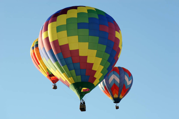 Barevný horkovzdušný balón na festivalu - Fotografie, Obrázek