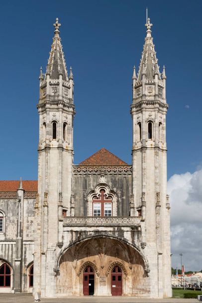 Lisboa, Portugal. 11 de abril de 2022: Museo Nacional de Arqueología y cielo azul. - Foto, imagen