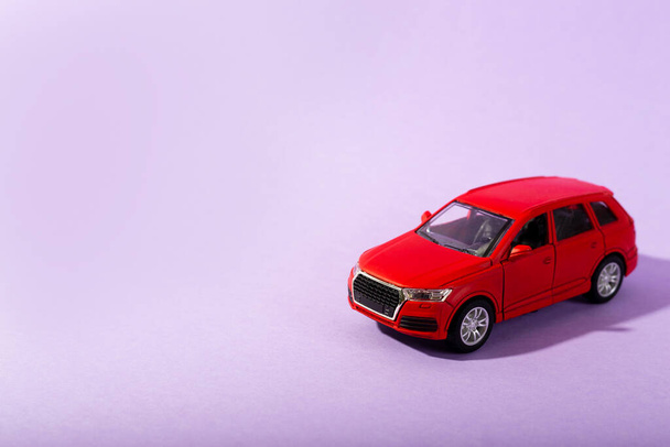 Modèle de voiture jouet rouge pour enfants isolé sur fond violet. gros plan - Photo, image