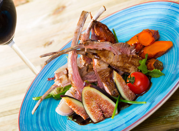 Young lamb ribs served with vegetables and fresh figs on plate - Fotografie, Obrázek