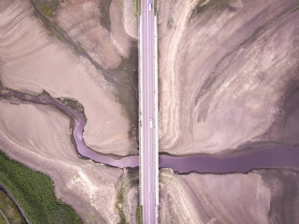 Brücke über den Stausee bei sehr niedrigem Wasser, aufgenommen von einer Drohne - Foto, Bild