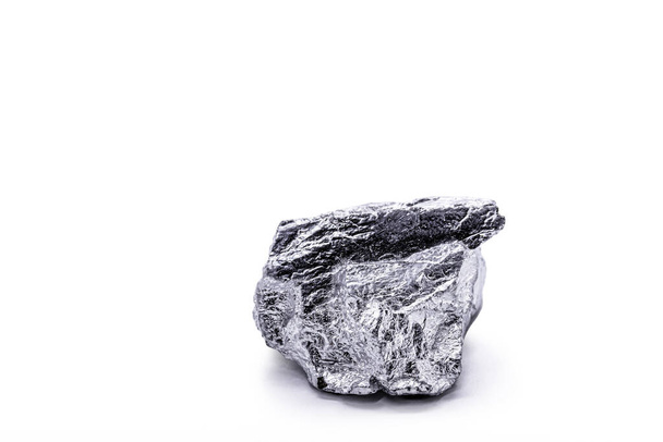 El iridio es un elemento químico metálico perteneciente a la clase de metales de transición, la plata. Utilizado en aleaciones de alta resistencia que pueden soportar altas temperaturas - Foto, imagen