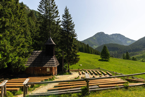 Paisagem no Vale de Chocholowka nas montanhas do Parque Nacional de Tatra, na Polônia, perto de Zakopane. - Foto, Imagem