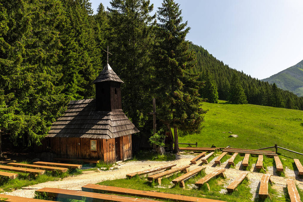 Tájkép Chocholowka völgyben Tatra Nemzeti Park hegyek Lengyelországban közel Zakopane. - Fotó, kép