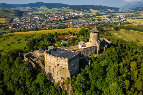 Stara Lubovna Mittelalterliche Burg und Wahrzeichen in der Slowakei, Drohnenblick. - Foto, Bild