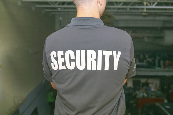 Patrullaje de guardia de seguridad en zona comercial vallada - Foto, Imagen