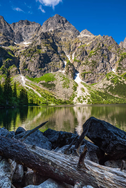 Morskie Oko o Lago Sea Eye en las montañas Tatra, cerca de Zakopane en Polonia . - Foto, imagen