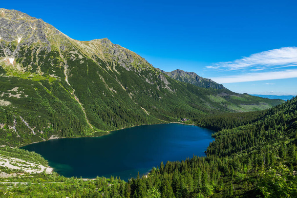 Morskie Oko o Lago Sea Eye en las montañas Tatra, cerca de Zakopane en Polonia . - Foto, imagen