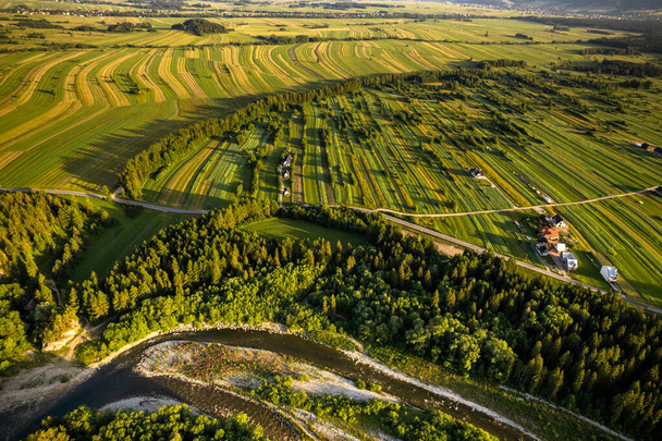 農村部ポーランドの田舎の農場フィールド、空中ドローンビュー. - 写真・画像