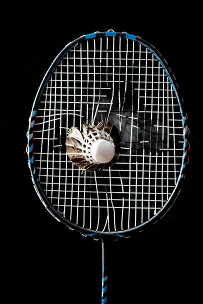 Shuttlecock hogesnelheidsgoot badminton racket. - Foto, afbeelding