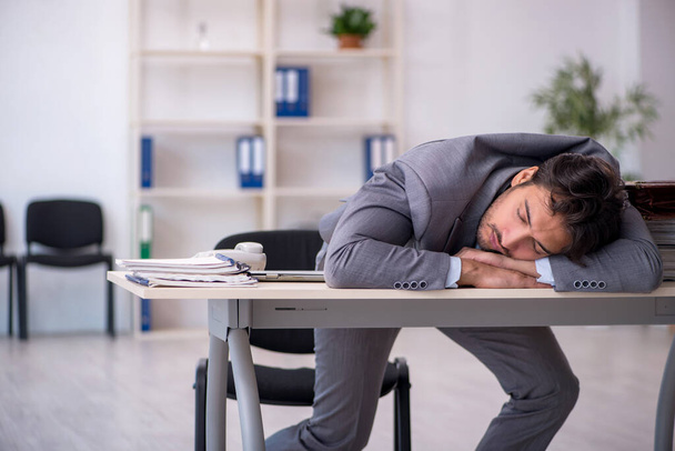 眠っている概念の若いビジネスマンの従業員 - 写真・画像