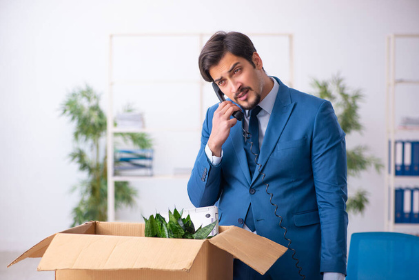 Young businessman employee in business relocation concept - Foto, afbeelding