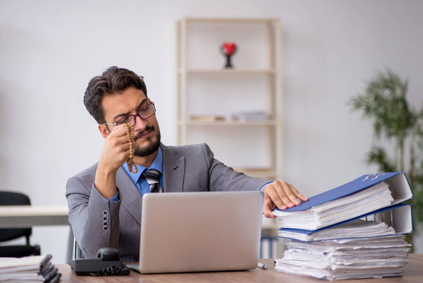 Молодой бизнесмен недоволен чрезмерной работой в офисе - Фото, изображение
