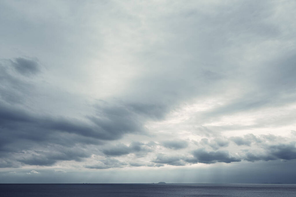 Koyu mavi deniz arka planı, karamsar gökyüzü - Fotoğraf, Görsel