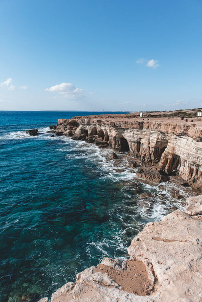 Schöne Aussicht auf Meereshöhlen in der Nähe des Kaps Greco im Nationalpark mit türkisfarbenem Wasser in Ayia Napa, Zypern.  - Foto, Bild