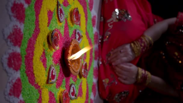 Traditionele diya lampen aangestoken tijdens diwali viering, Verticaal. - Video