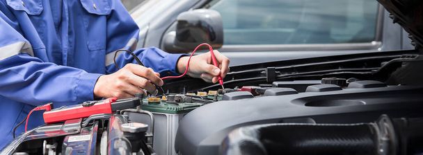 Técnicos inspeccionan el sistema eléctrico del coche. - Foto, imagen