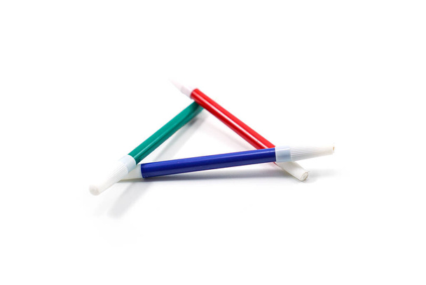 koncepcyjne zielone, czerwone i niebieskie trójkątne znaczniki odizolowane na białym tle - Zdjęcie, obraz