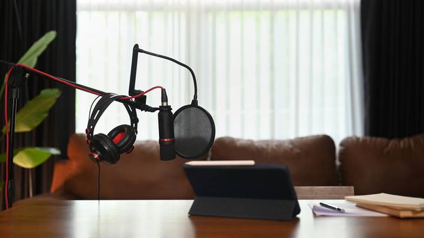 Home studio podcast ammatillinen lauhdutin mikrofoni, tabletti ja kuulokkeet. Teknologia- ja äänilaitteiden käsite.  - Valokuva, kuva