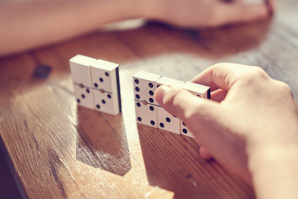 Une famille jouant au domino dans une table en bois. - Photo, image
